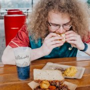 🍀 Že Svatý Patrik není jen o skvělém pití, ale i o poctivém jídle? Tím se u nás řídíme každý rok! 🍀

Můžeš se těšit na hostinu v irském stylu 🇮🇪
Jehněčí burger, irské hovězí stew, kroketa s cheddarem (colcannon), masový koláč nebo nějaká uzeninka na grilu? 🤔🤤

Na zapití Guinness, zelené pivo Svatý Patrik nebo nějaký drinčík od @jamesonwhiskey 🥃

PS: Dívej, jak loni Pepíkovi chutnalo 👍🏼