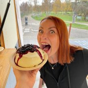 Vítání jara u nás nebude jen o zábavě, ale taky o pořádném jídle. Připravili jsme pro vás víkendové menu, které zahřeje i potěší. 🥘

🍴 Na čem si u nás o víkendu pochutnáte?
Naše kuchyně pro vás chystá tyhle pecky:

🥣 Poctivý kuřecí vývar se zeleninou a kapáním
🦌 Srnčí na smetaně s karlovarským knedlíkem
🍗 Kuřecí stripsy se šťouchanými bramborami
🫐 Borůvkový knedlík sypaný perníčkem a cukrem, přelitý máslem
🥟 Plněný bramborový knedlík s uzeným a pořádnou porcí zelí
🍟 Naše hranolky s domácí tatarkou nebo kečupem

🎨 A co program? (Sobota + Neděle od 11:00)
Aby vám vytrávilo, máme pro vás připraveno:
🎨 Tvořivé dílničky po celý den
🐴 Projížďky na ponících s @patky_s_poniky (vždy od 13:00).

🧚 SOBOTA SPECIÁL: Jarní pohádková stezka od @smisekprodeti (od 13:00), malování na obličej a jarní kvítí od holek z @tenkvet.

📅 Sobota & Neděle – startujeme v 11:00

Přijďte se nadlábnout a užít si první jarní víkend venku. Budeme se na vás těšit na tom správném břehu! 👋