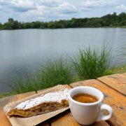 Kávička s výhledem, který se nikdy neomrzí.🩵 Tak se stavte, než přijde to ohlášené deštivé počasí. Máme otevřeno do západu slunce.☕️

#olomouckepodebrady #kamzajitolomouc #kamzajitvolomouci #olomouc