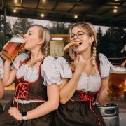Pokuď tě nenalákal leták a nabídka piva na Oktoberfest, tak tohle tě určitě zlomí!

Doraž i ty v bavorském kostýmu a zapoj se tak do soutěže o nejlepší kostým 🍻🥨