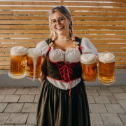 Již tento víkend 23.-24.9. proběhne 3. ročník Oktoberfestu na olomouckých Poděbradech 🍻🥨

Těšit se můžeš na:
🍺 6 německých pivních speciálů
🥨 currywurst, bavorskou klobásu, preclíky, obatzdu, vepřovou pečeni a apfelstrudel
🎸 v sobotu zahraje v 18:00 Andrej@KSČ
🎸 v neděli zahraje v 17:00 New Street Band

A točíme do skla!
0,5l (záloha 50,-)
Tuplák (záloha 200,-)
Degustační set (záloha 180,-)

Auf Wiedersehen, ich gehe auch 🥨🍻