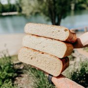 Víš, že si děláme domácí chleba?

Můžeš ho ochutnat nejen na grilu, ale i na baru ve formě sendvičů, chlebů s pomazánkami, nebo v rámci našeho cateringu ze správného břehu 😊

A neděláme si jenom jeden, ale min. 3 jako na první fotce:

• Pšenično žitný chléb

• Focaccia s rozmarýnem z naší zahrádky

• Rustikální chléb s metodou dlouhého a pomalého kynutí